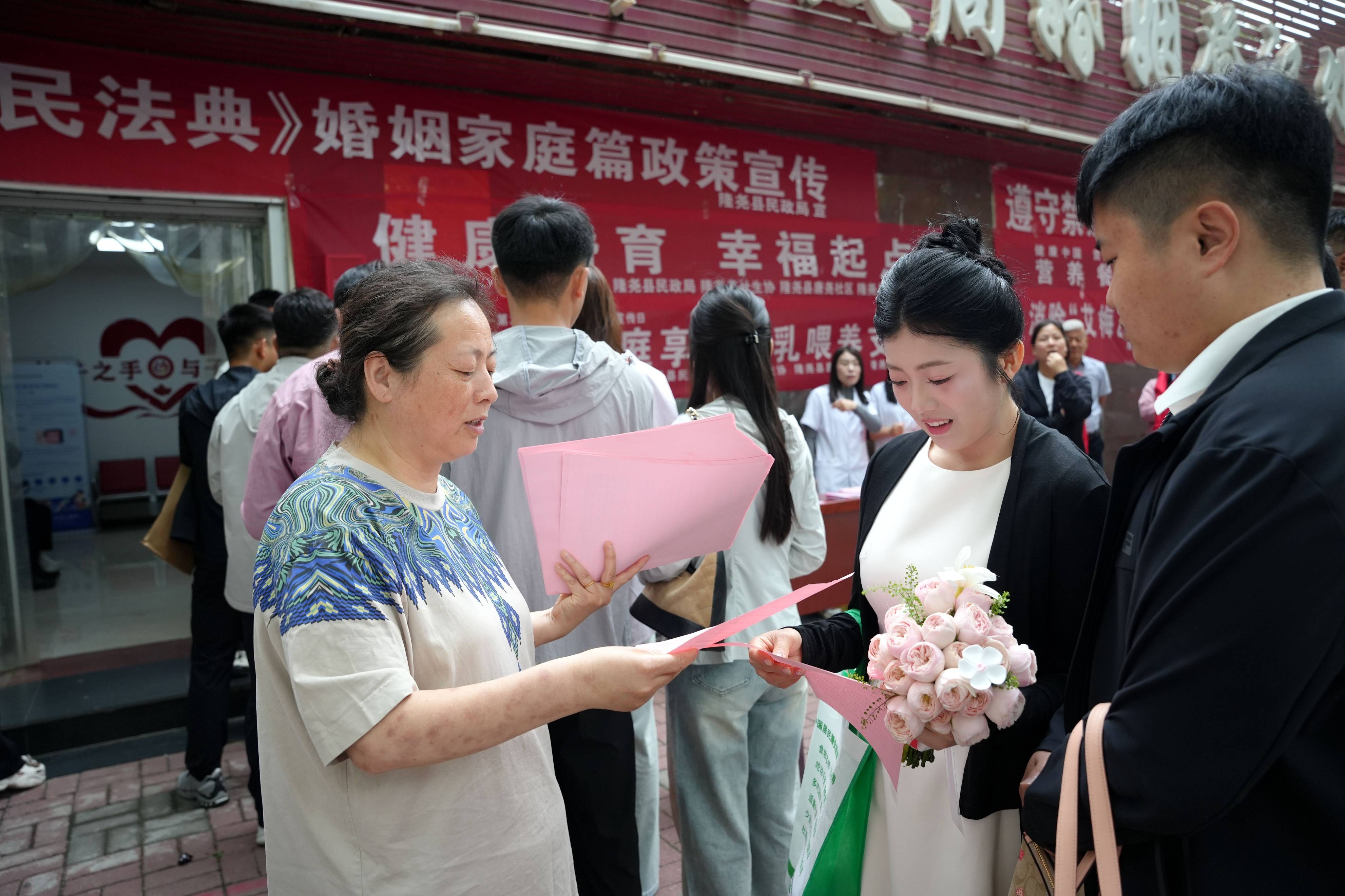 河北隆尧：520甜蜜领证忙婚俗改革树新风