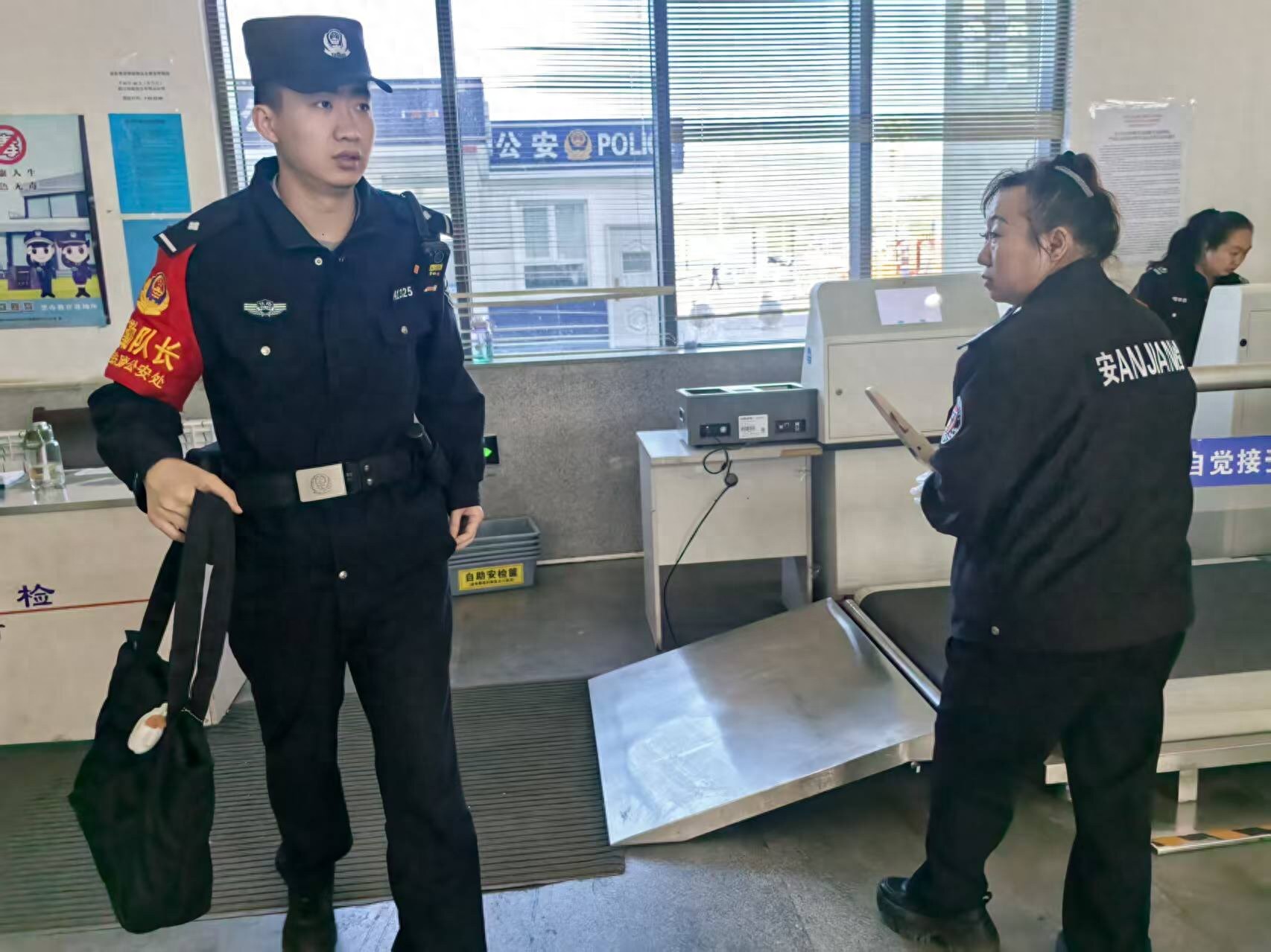 铁警护航暖旅途 寻物暖心显担当