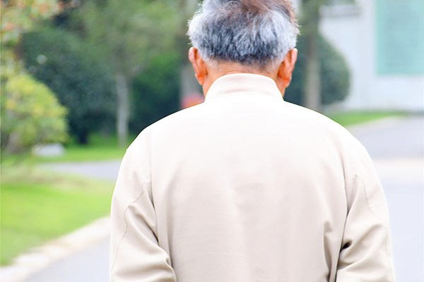 鼻毛变白是衰老引起的？医生：或许还有别的可能性，男性要留意