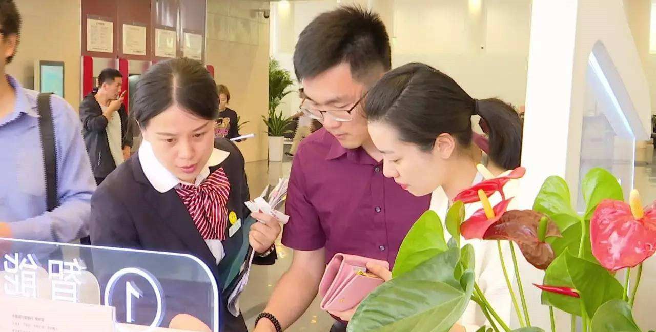 不建议大家一发工资就“转走”,为什么?银行职员说出背后缘由