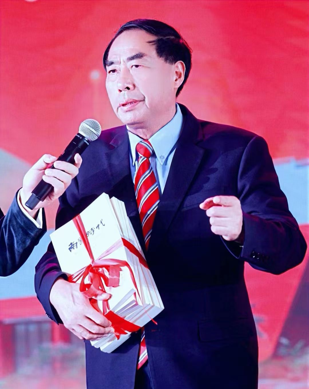 踏遍琼岛笑天涯 军魂文胆定乾坤 ——记优秀转业军人、海南资深新闻媒体人李笑天