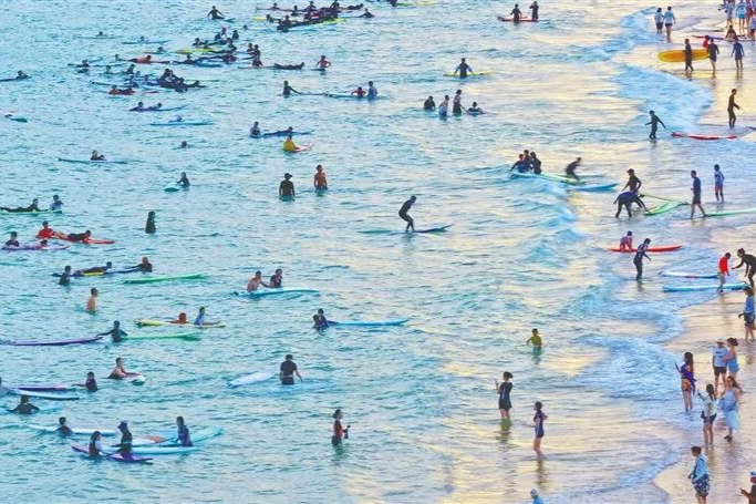 海南万宁：  追风逐浪 活力满满