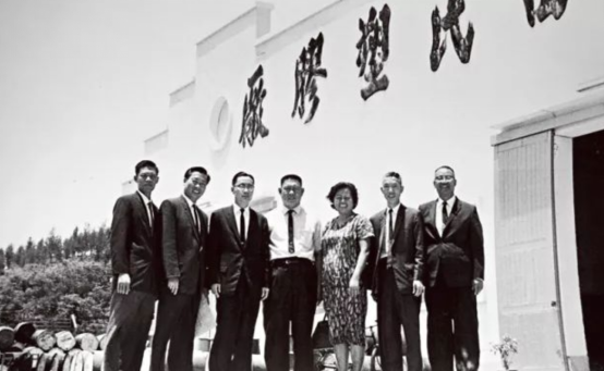 “皮革大王”田家炳:身价比肩李嘉诚,却生生把自己捐成穷人