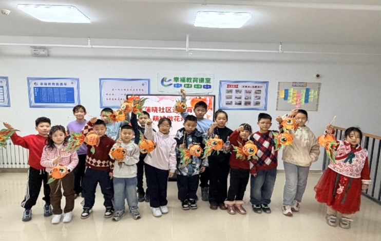 睦邻暖元宵  童手制花灯