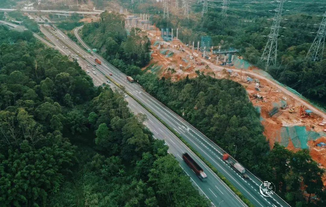 △萤火虫公园附近的高速路,另一侧扩建工程已经动工。