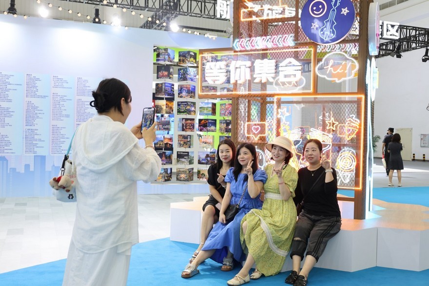 “美好生活”文旅消费展区在湖北武汉国际博览中心开幕(图6) “美好生活”文旅消费展区在湖北武汉国际博览中心开幕(图6)