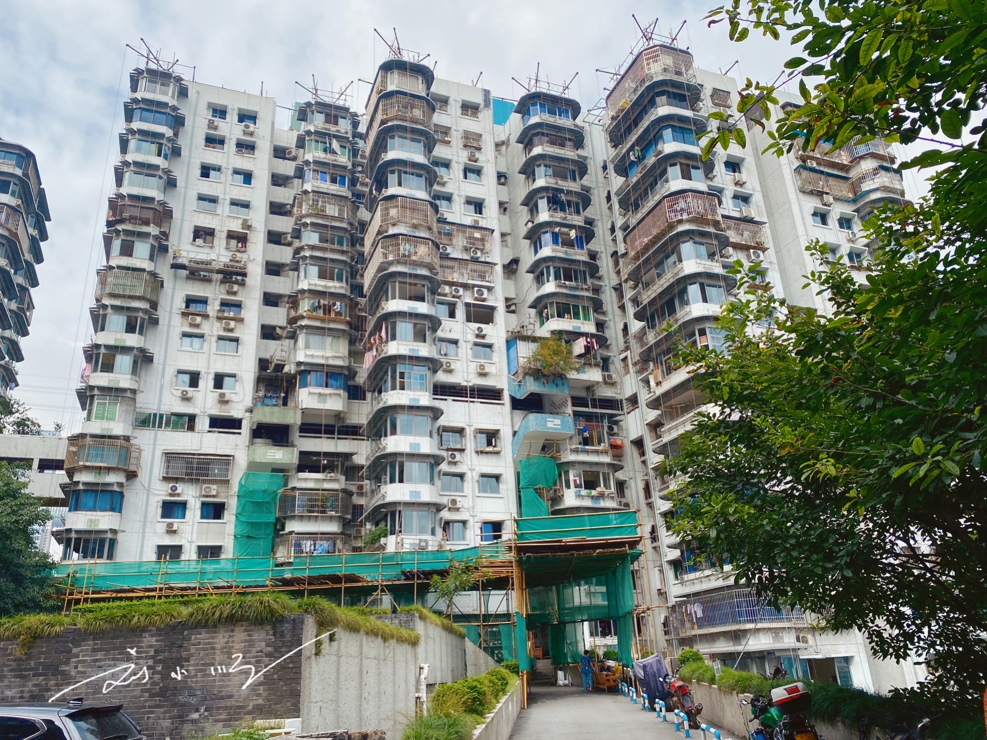 重庆一栋“奇楼”走红网络，高达24层却没有电梯，游客：爬到腿酸
