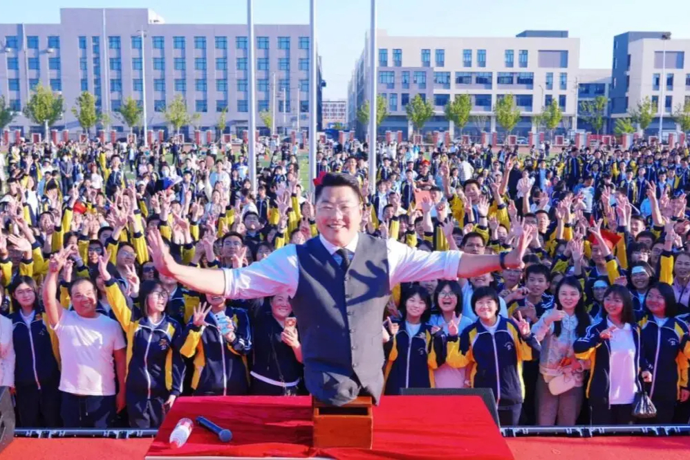 无腿勇士陈州亲临助阵 沧州鸿臻第二届成人礼火爆全网