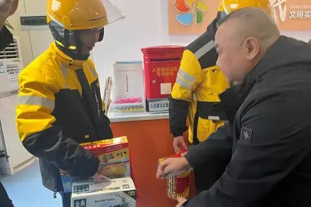 政协委员助力 关爱情暖社区——长沙市湘潭商会会长谢建军参加文艺路街道新春慰问活动