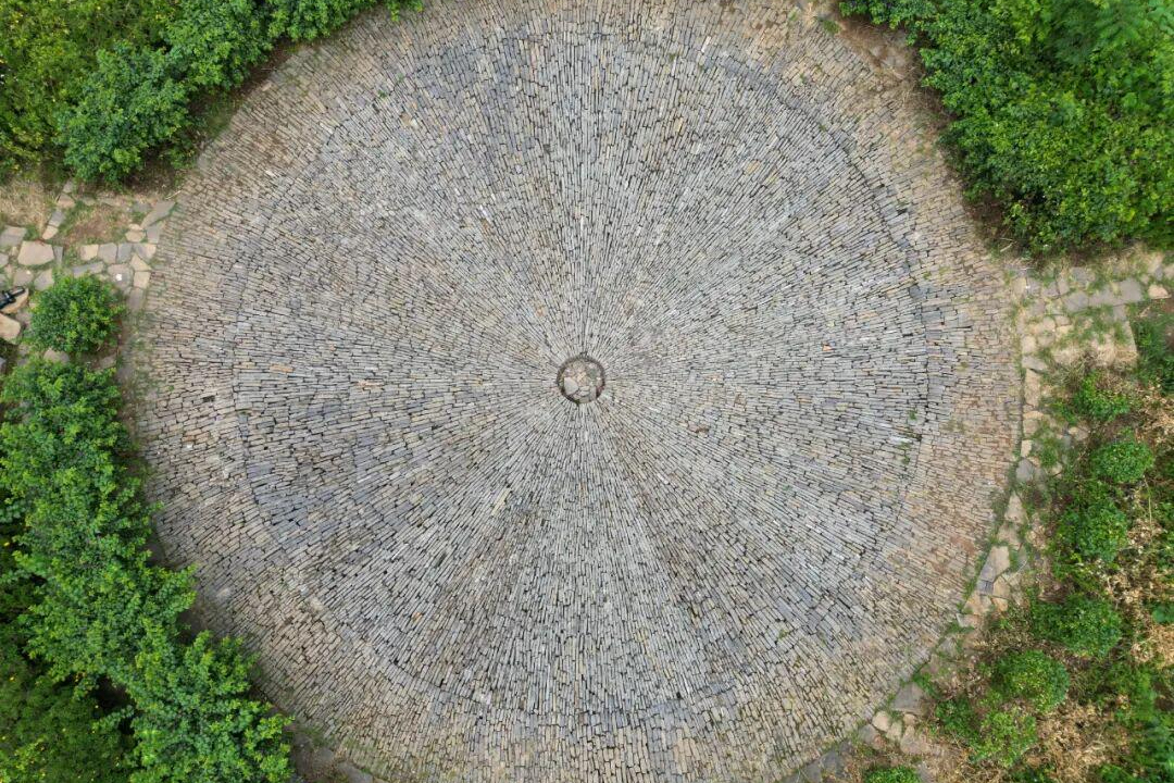 雨补鲁，天坑里的600年古村落，至今仅有一条路进出！
