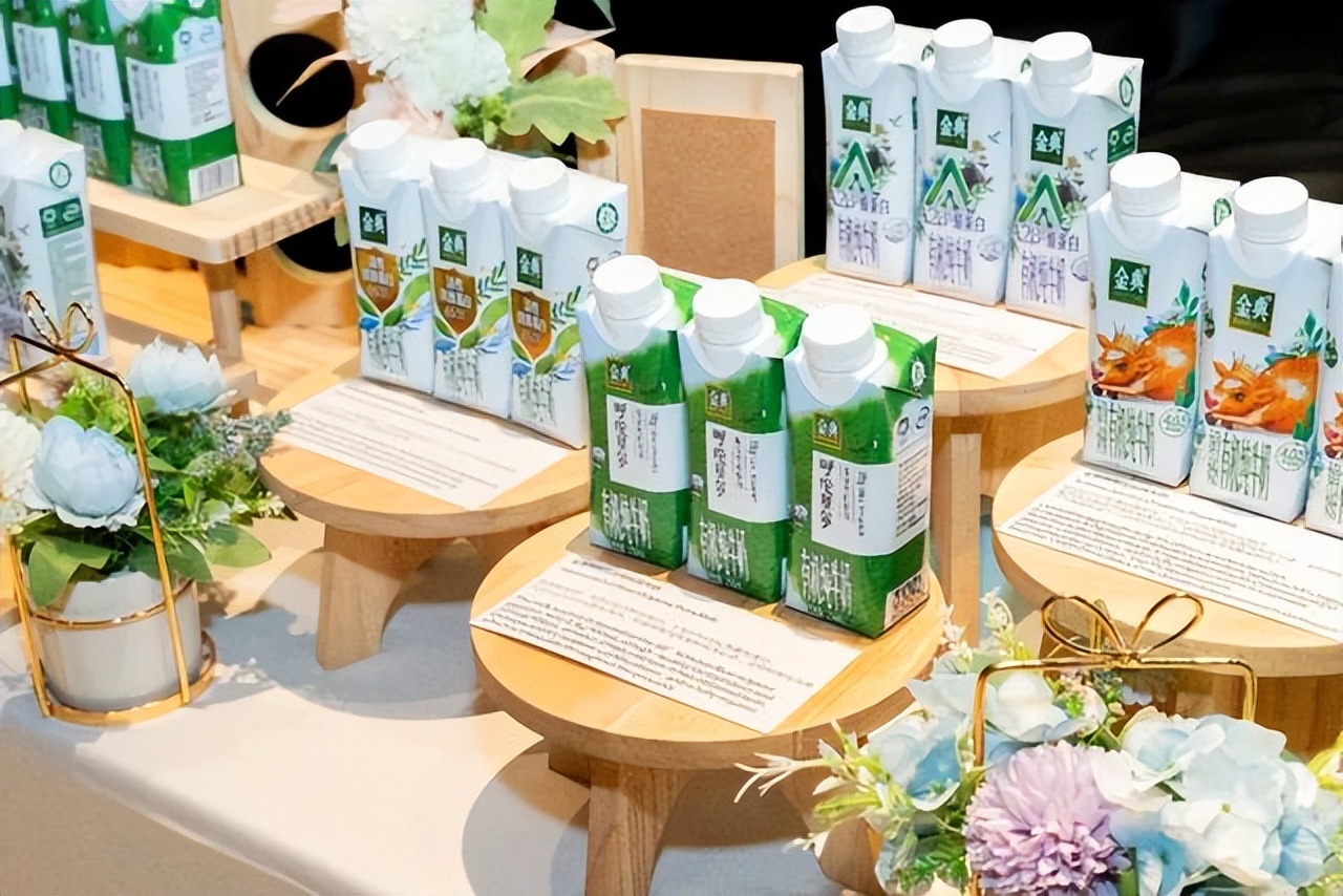 伊利牛奶登上第三届全球青年有机大会 向世界传递中国有机力量
