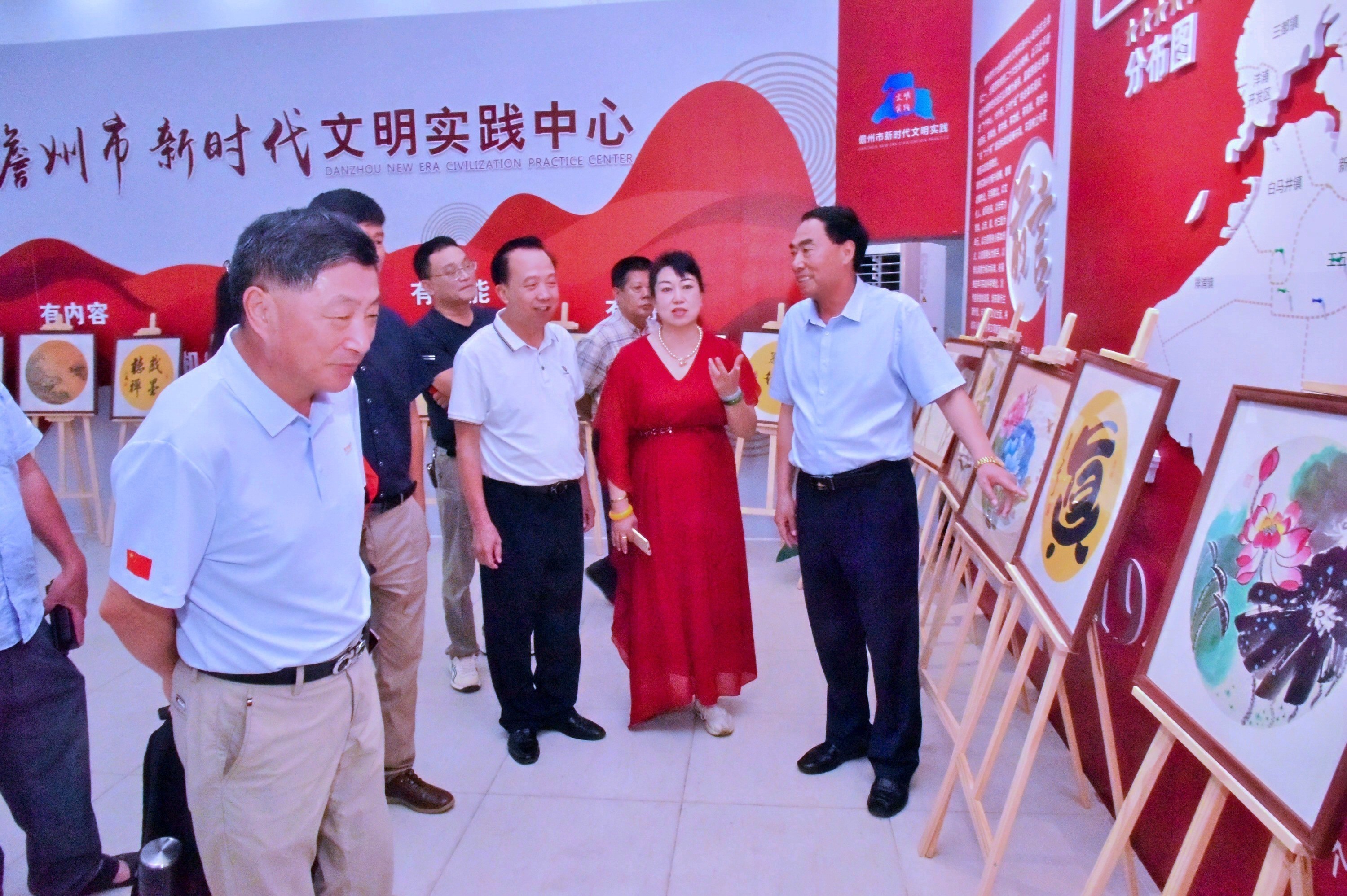 何立哲书画展儋州市开幕
