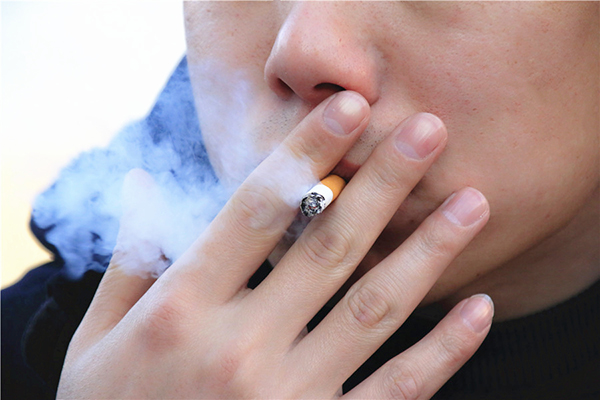 鼻毛变白是衰老引起的？医生：或许还有别的可能性，男性要留意