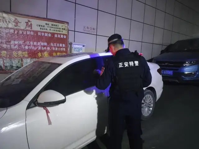 操碎了心！正安警察半夜上街拉车门……
