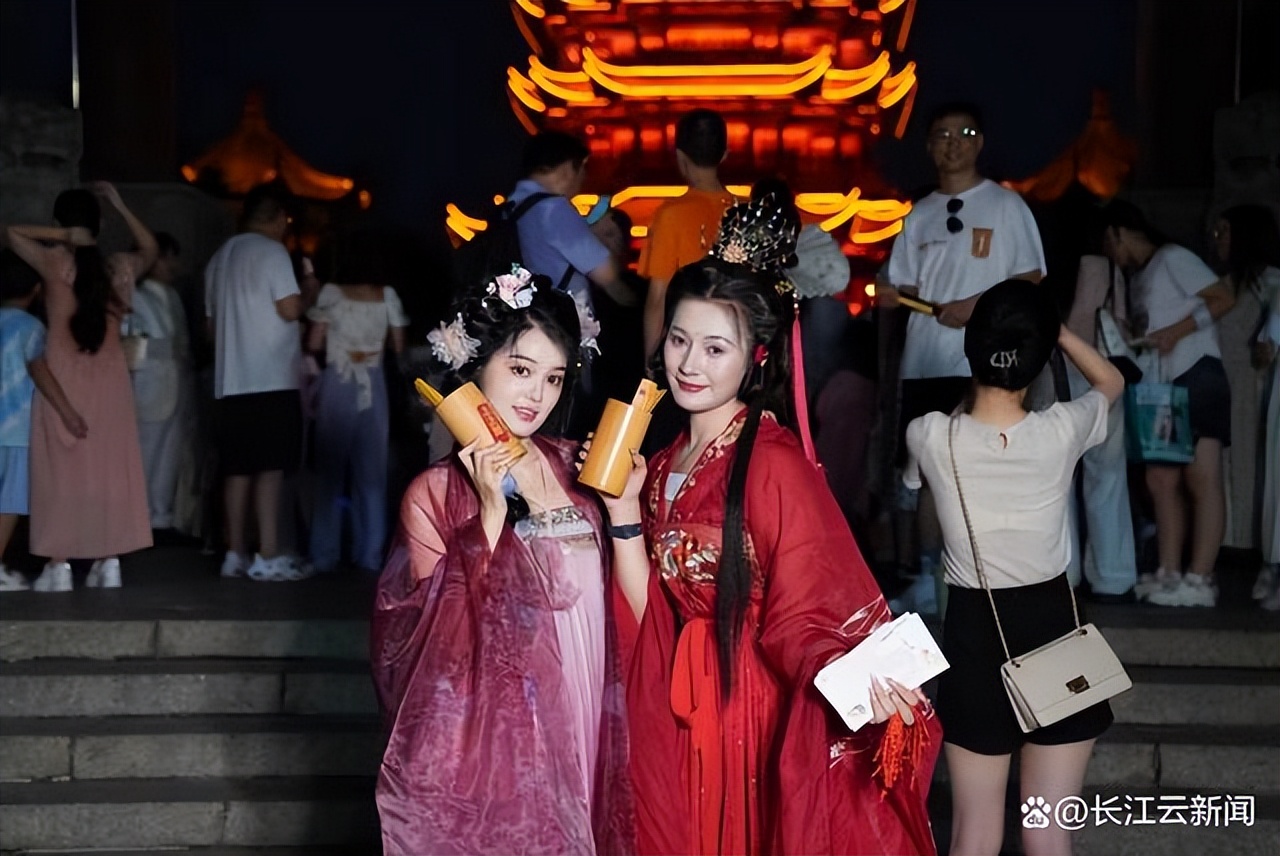 夜上黄鹤楼火成全国顶流，夜游订单比上月还多，外地游客爱上武汉夜游