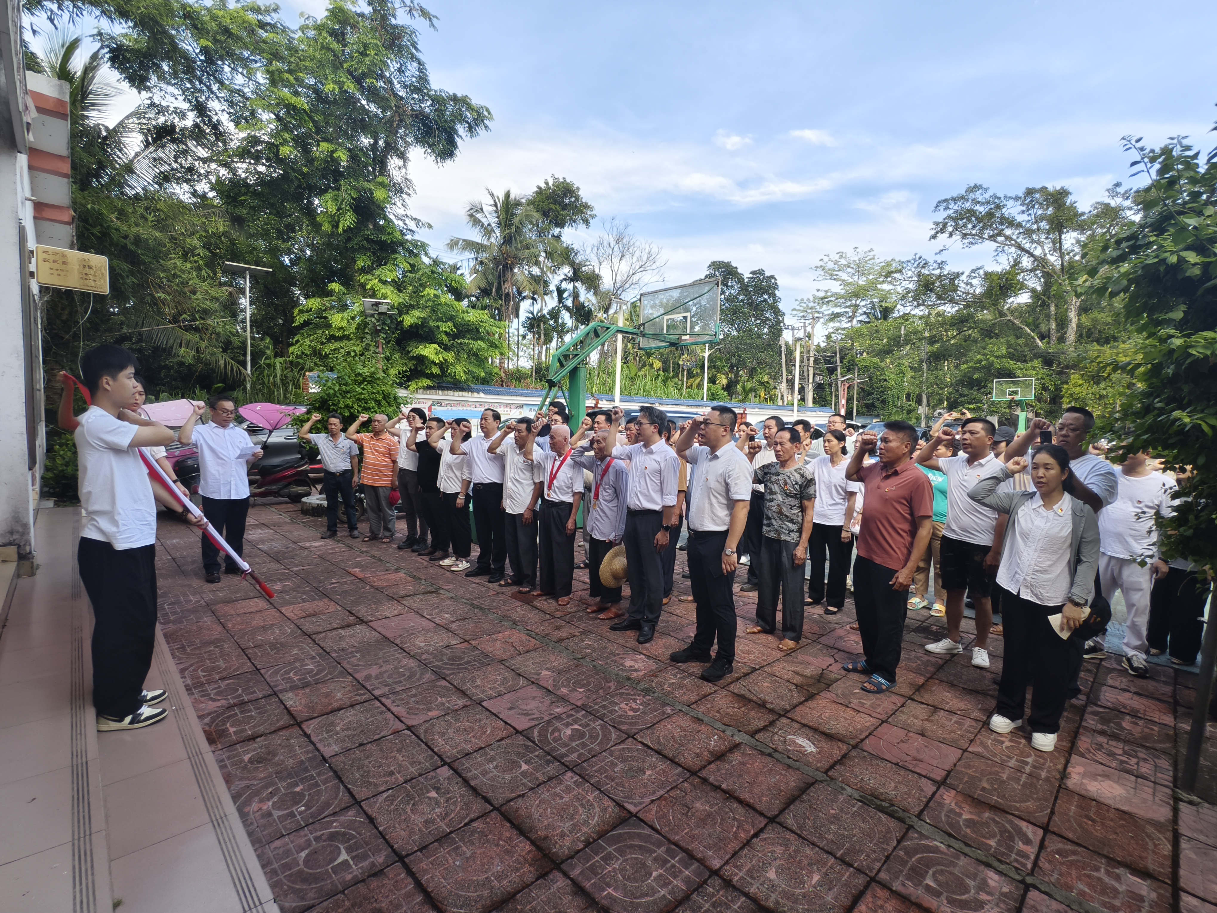 海南大观沉香公司开展“缅怀革命先烈，慰问困难党员”主题党日活动