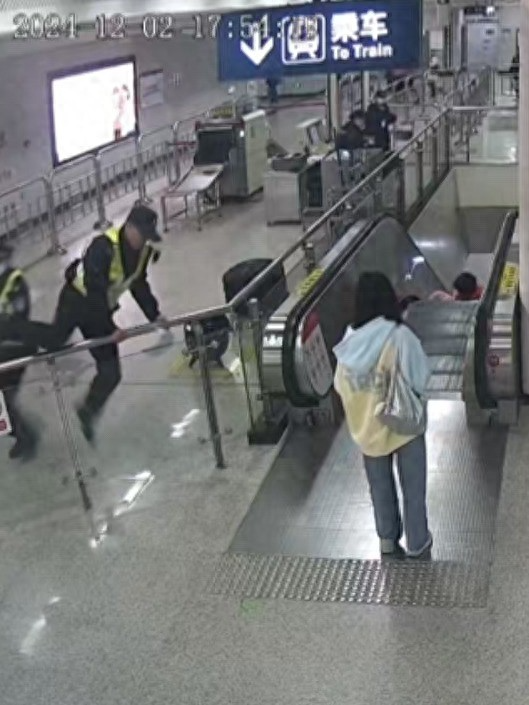 武汉地铁站突发，辅警飞身“跨栏”……