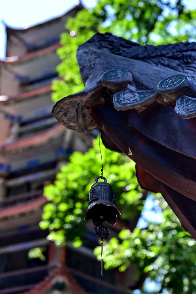 西昌光福寺内有块当代唱和诗碑：裔敬亭、汪济时和一壶山人周德华