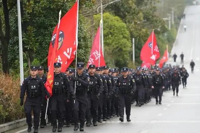 翻山越岭，擒凶救援！遵义公安特警实战合成拉练震撼来袭！