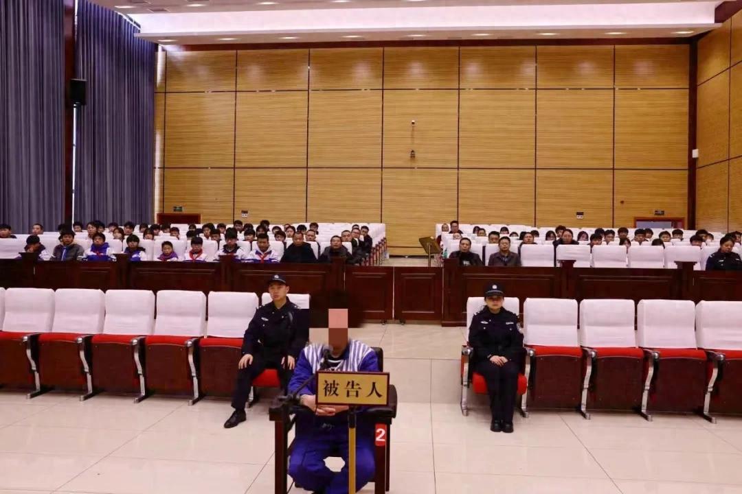 看庭审现场，筑法治防线
