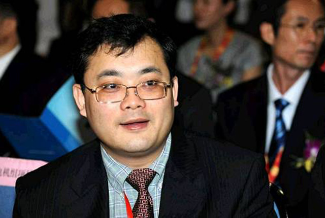 父亲是首善，坐拥百亿身家不愿继承，开一家公司就被父亲收购一家