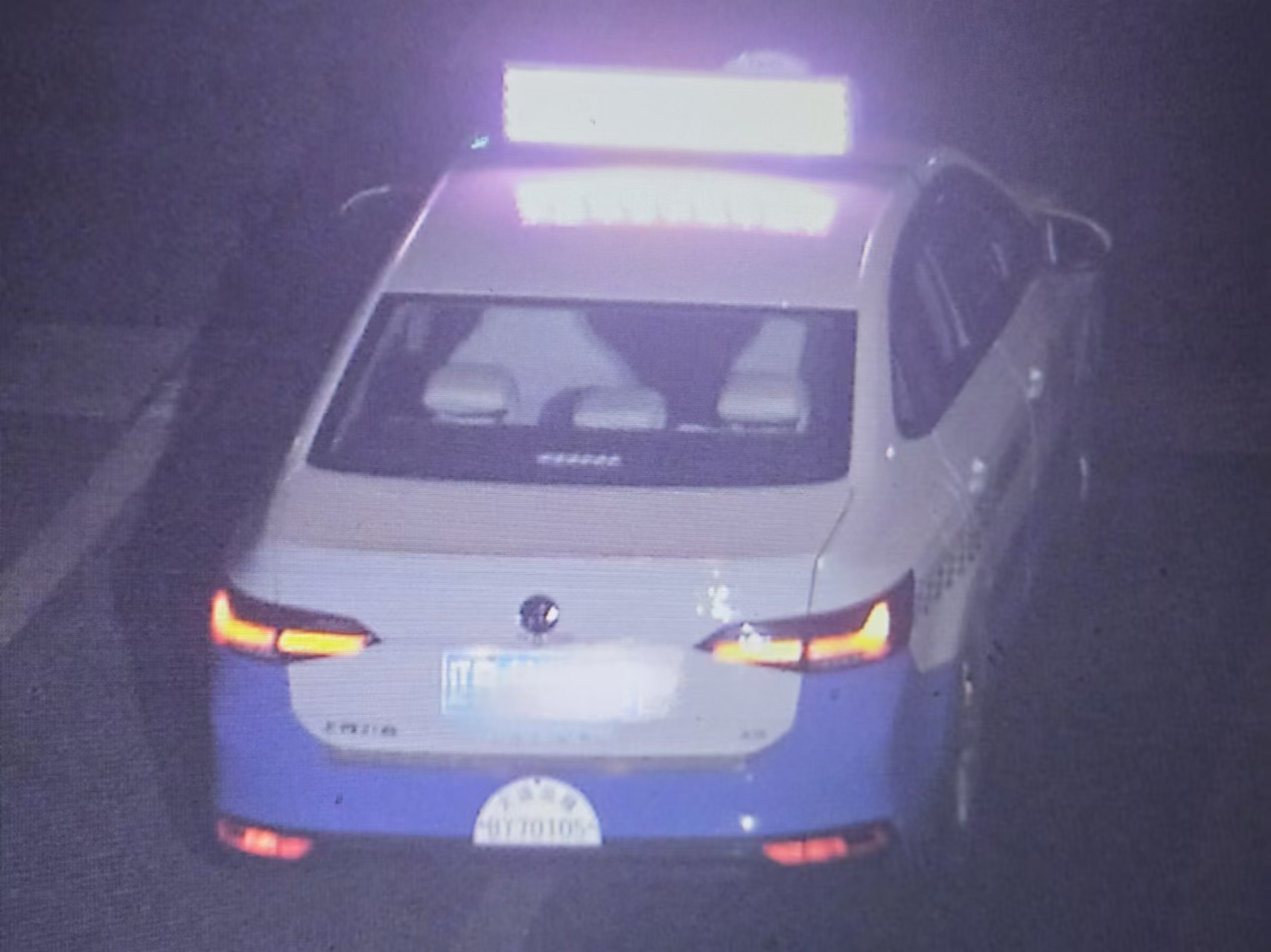高架桥上双黄线掉头，公安交警蜀黍回应：依法处罚！