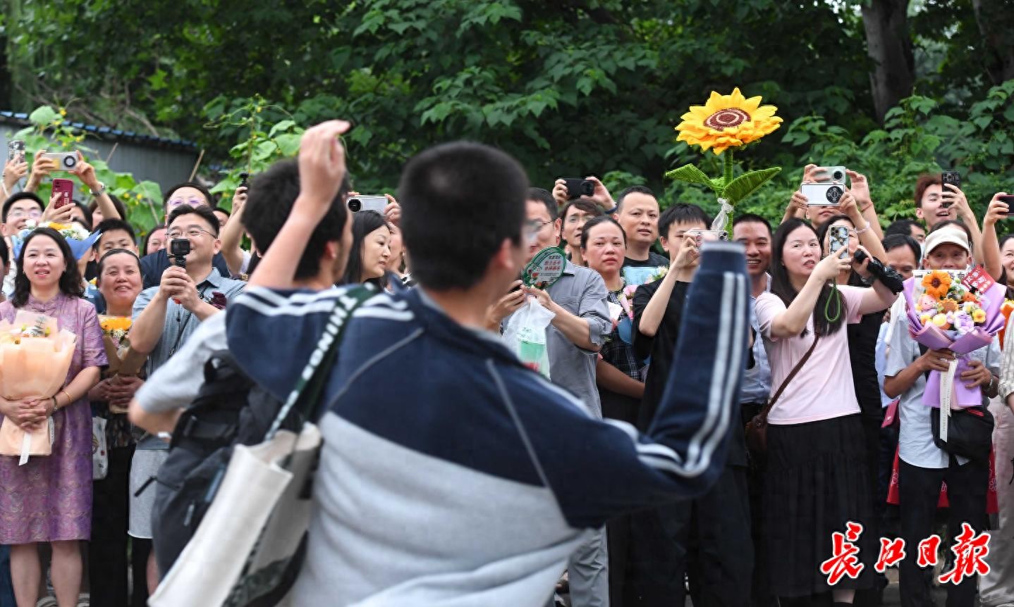 鲜花和拥抱送给你