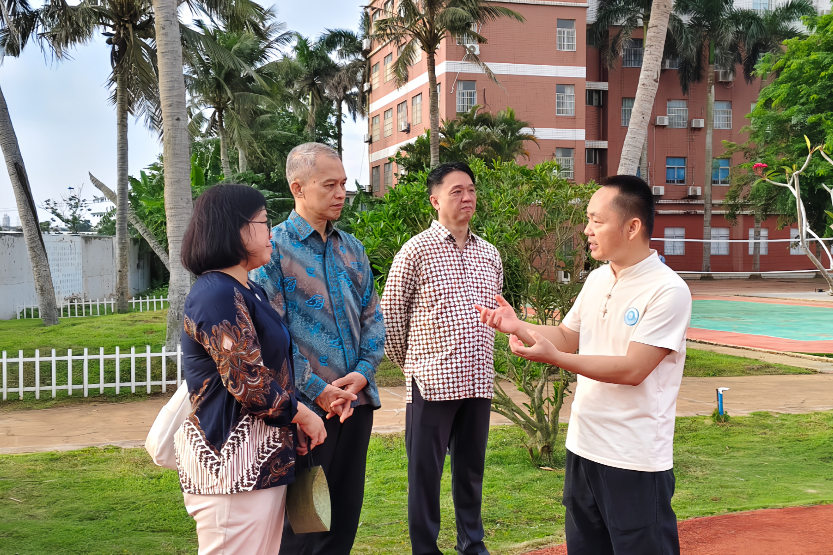 以教育为纽带 促交流共成长  ——海口罗牛山学校与印尼教育考察团早餐座谈现场侧记