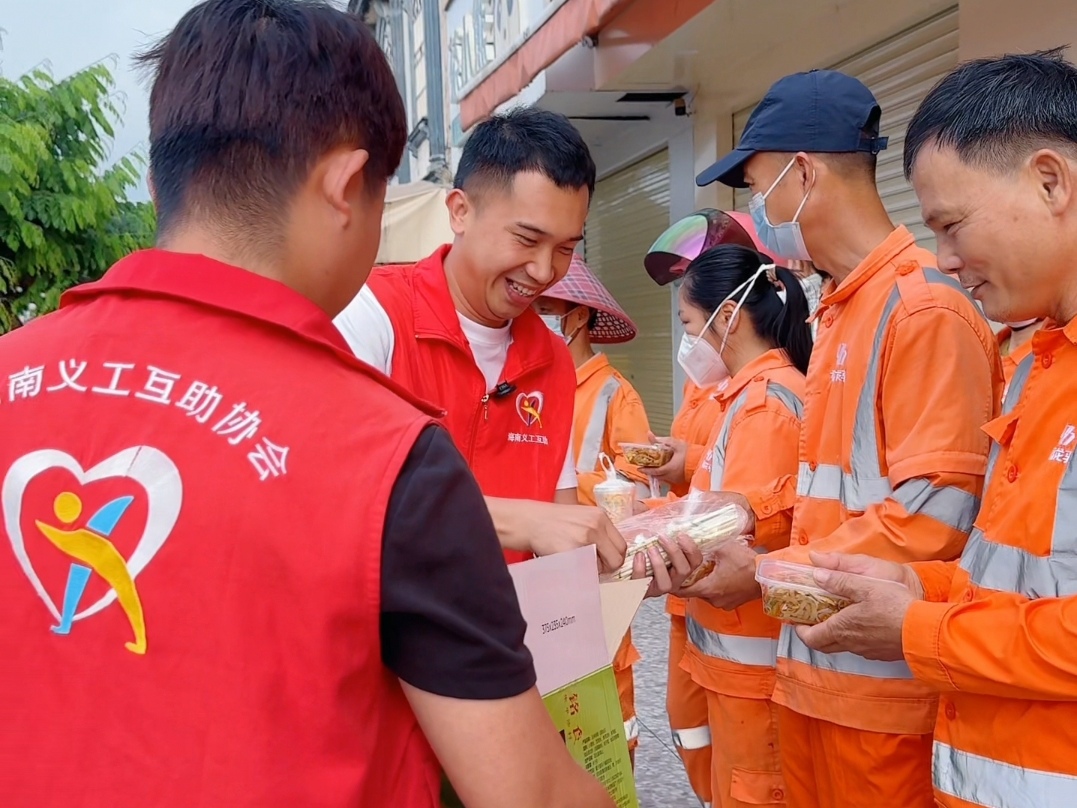 五一前夕 温情满琼海：海南骏轩车行关爱环卫工人系列活动温暖进行