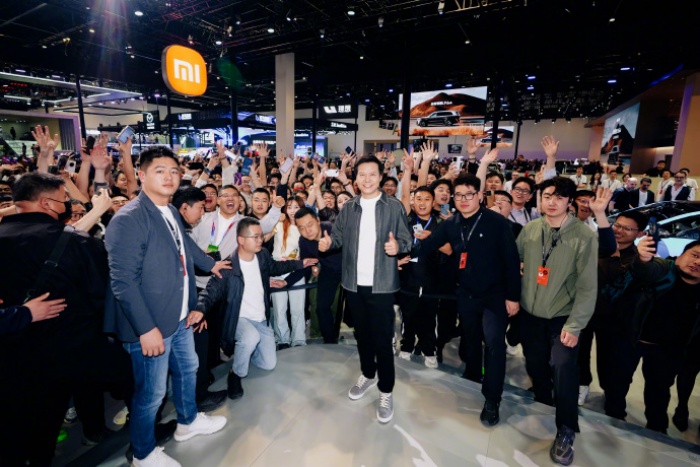 雷军坐拥泼天的流量，为什么其他车企老板学不来？