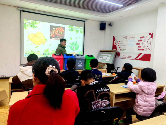 白果林社区:“拾叶护绿绘初心 少年共建美家园”环保活动