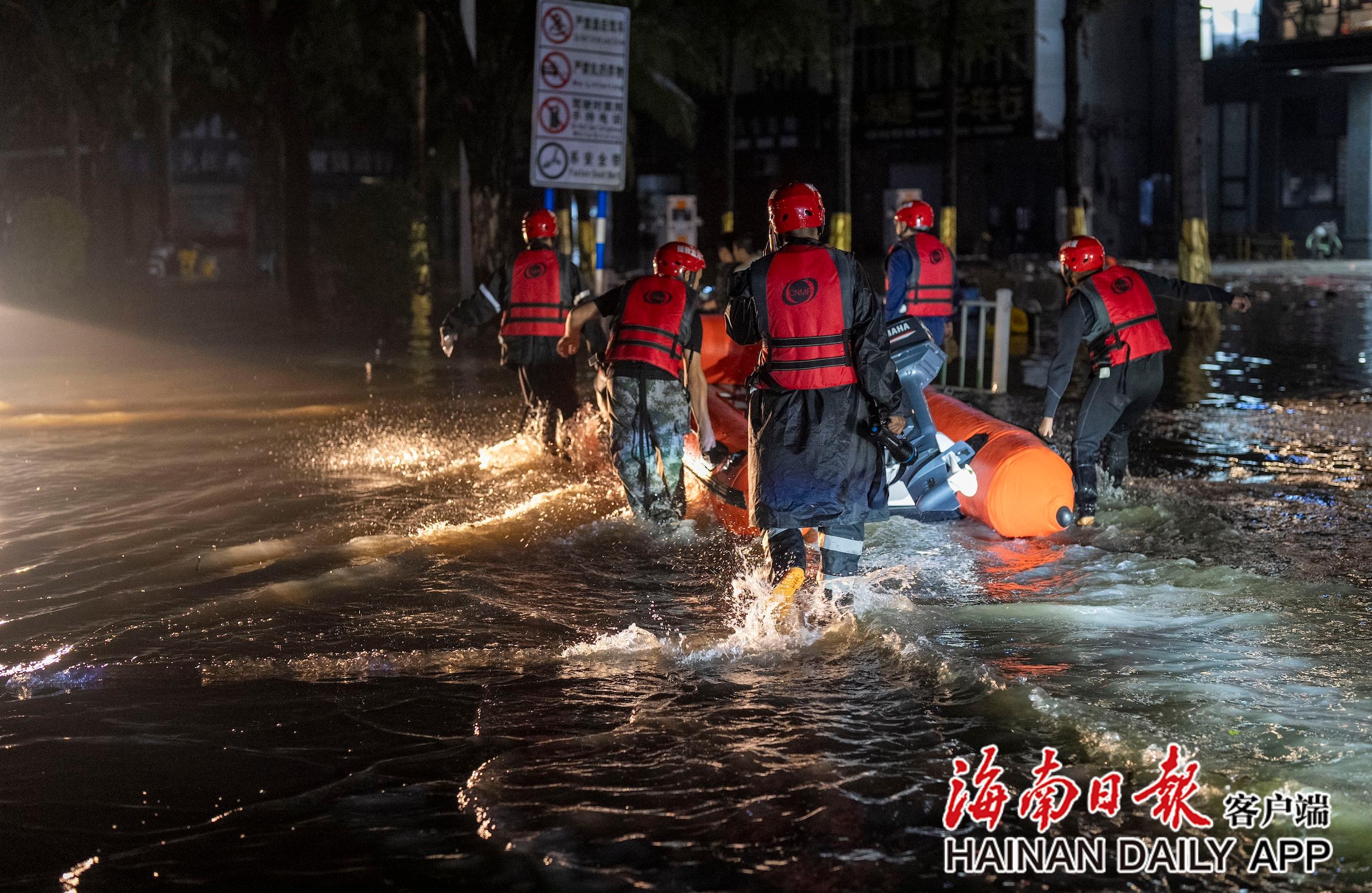多方救援力量集结琼海 夜以继日转移受困群众