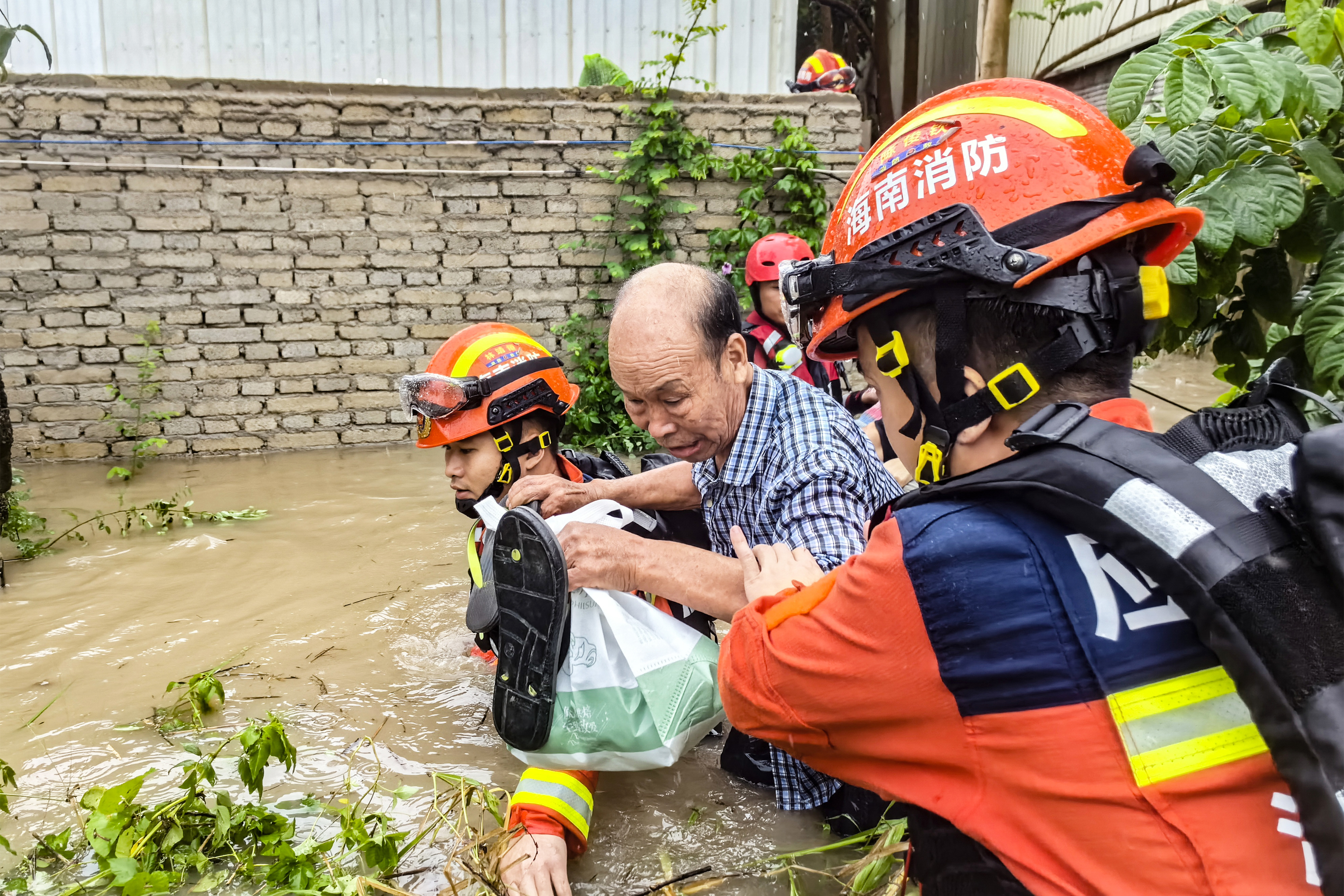 @海南消防 谢谢你！风雨中的“逆行者”