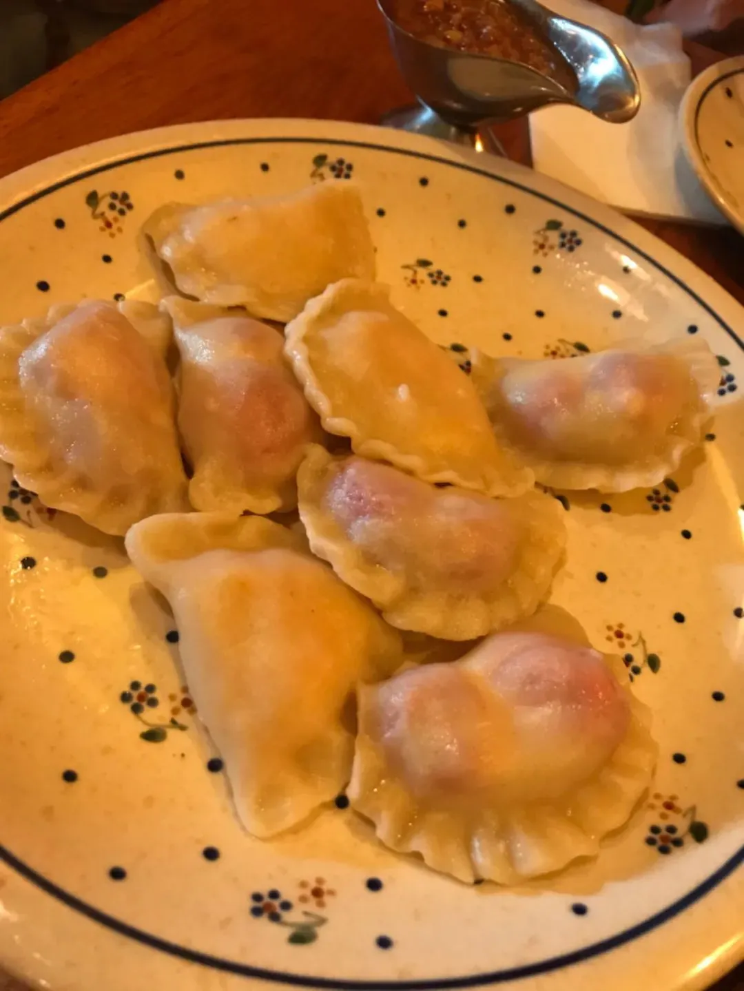 △当地连锁餐厅中吃到的饺子,馅料可选酸菜、蓝莓酱、草莓酱等。(图/九行)