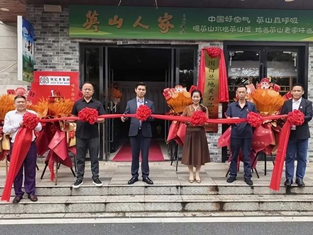 中国白兰地黄石运营中心启动,采购殷祖印子粑一千万斤签约助力乡村振兴(图1) 中国白兰地黄石运营中心启动,采购殷祖印子粑一千万斤签约助力乡村振兴(图1)