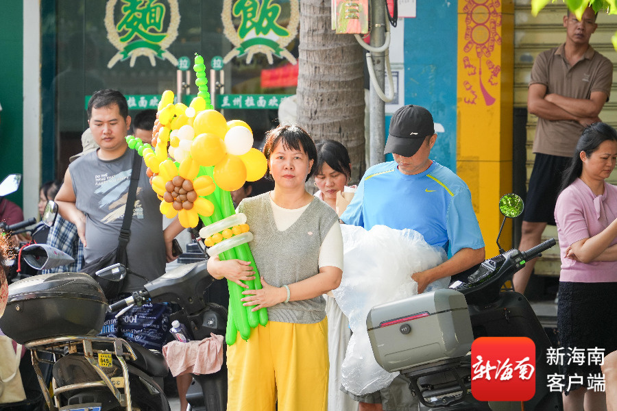 组图 | 2025年海南高考顺利结束 家长“花”式迎接考生凯旋