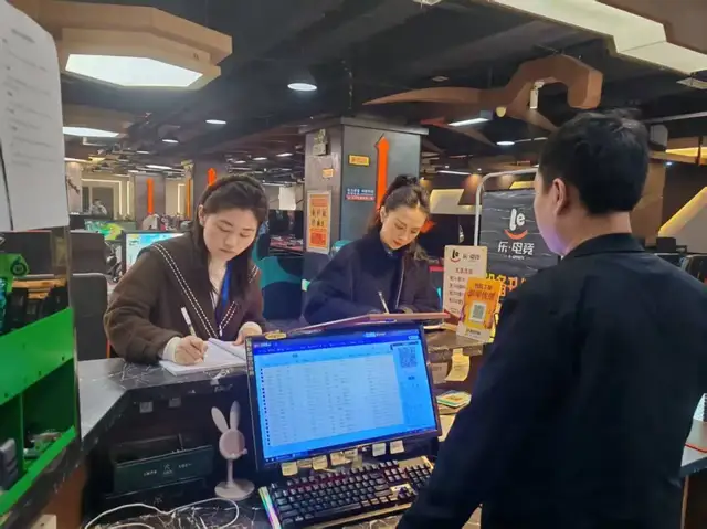 汇川区一KTV违规接纳未成年人，已立案调查！