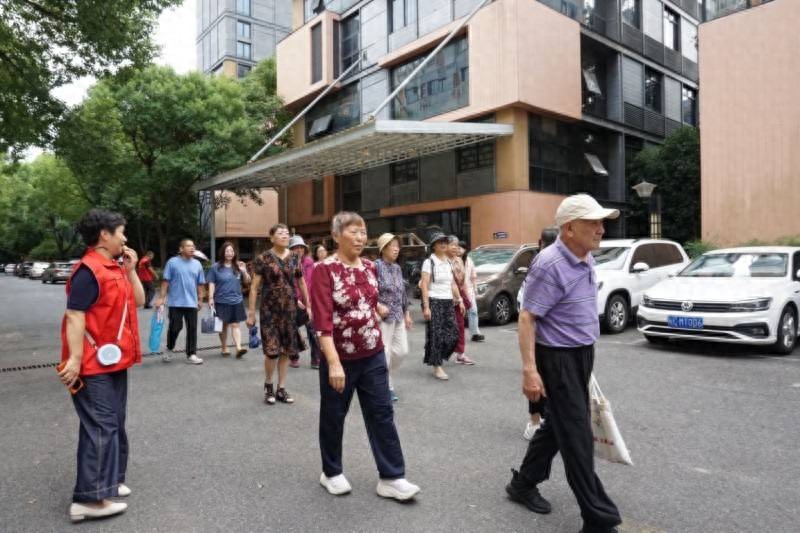 上海泰晤士小镇居委会与万众同心志愿服务总队共绘志愿服务新蓝图