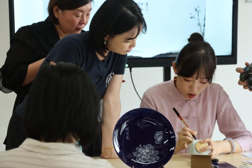 首都图书馆“XIN空间”助力传统文化薪火相传——“刀笔镌瓷谢师恩”非遗刻瓷茶罐制作体验活动举办(图5) 首都图书馆“XIN空间”助力传统文化薪火相传——“刀笔镌瓷谢师恩”非遗刻瓷茶罐制作体验活动举办(图5)