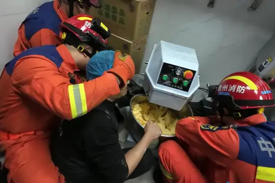 遵义赤水：员工手臂不慎卷入搅面机 消防紧急救援