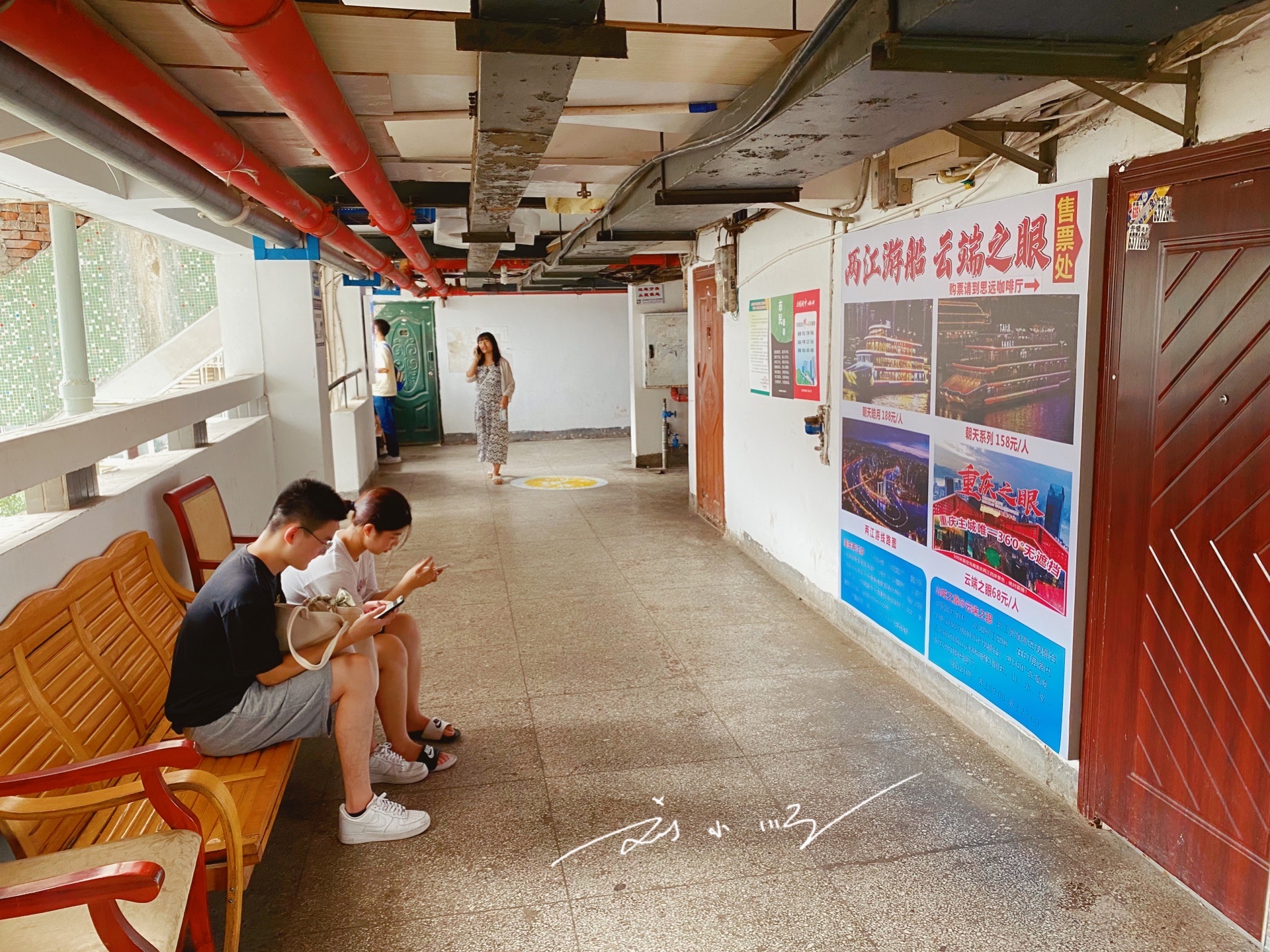 重庆一栋“奇楼”走红网络，高达24层却没有电梯，游客：爬到腿酸