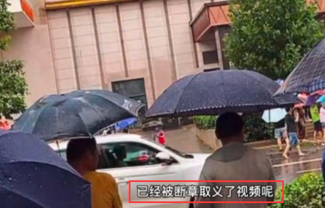 徽州宴老板娘事件反转?当事人侄子发声:错就错在太有钱,正在联系律师