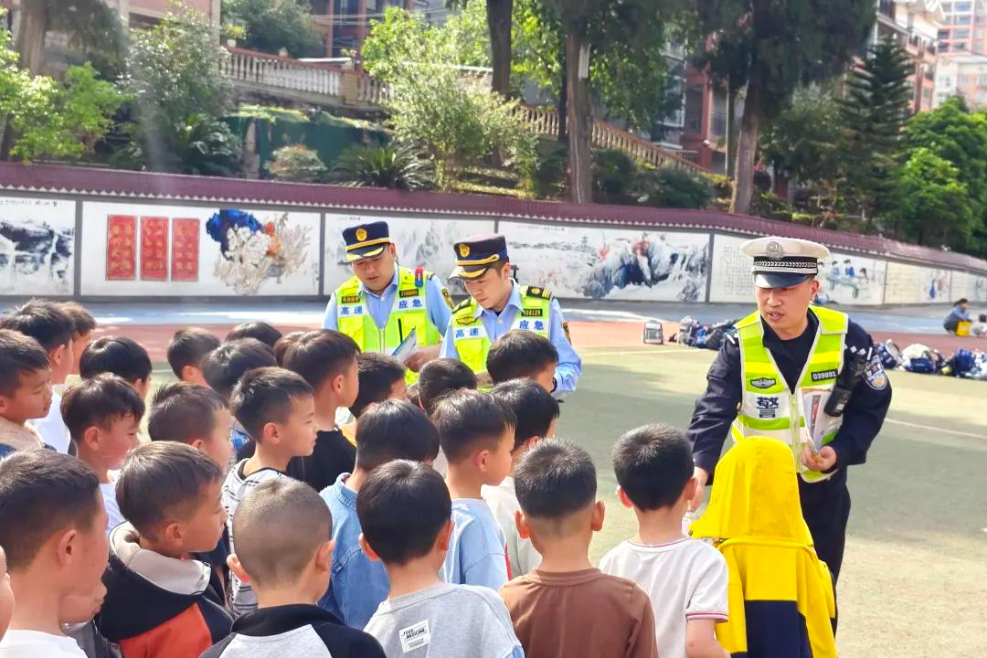 “一盔一带”护成长，交通安全进校园！