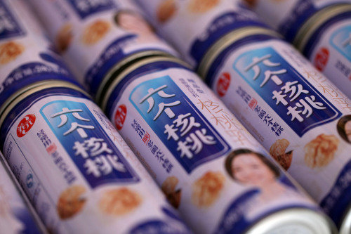 养元饮品近十年营收和净利润持续萎缩，六个核桃与东鹏饮料差距越来越大