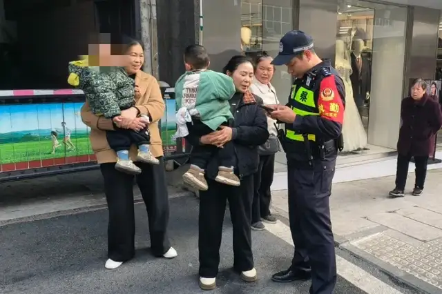 两岁男童街头走失，民警暖心守护助团圆，