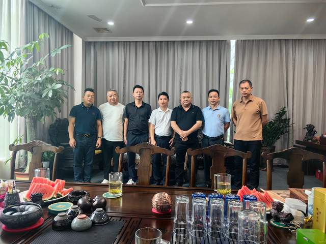 长沙市湘潭商会会长谢建军在珠海市湖南湘乡商会考察交流