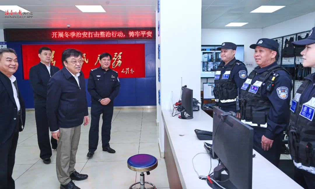 冯飞在海口调研春节假期安全生产、市场供应等情况并看望慰问一线工作者