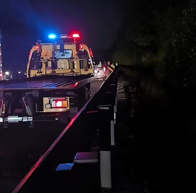 浙江交通集团绍兴中心天台驻地 连夜应急救援爆胎车辆守护平安(图2) 浙江交通集团绍兴中心天台驻地 连夜应急救援爆胎车辆守护平安(图2)