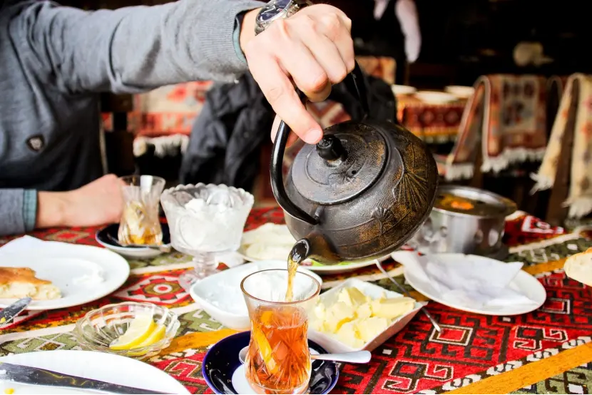 阿塞拜疆的茶杯是许多人会带的纪念品,Azerbaijian.travel
