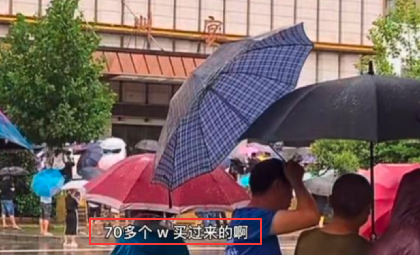 徽州宴老板娘事件反转?当事人侄子发声:错就错在太有钱,正在联系律师
